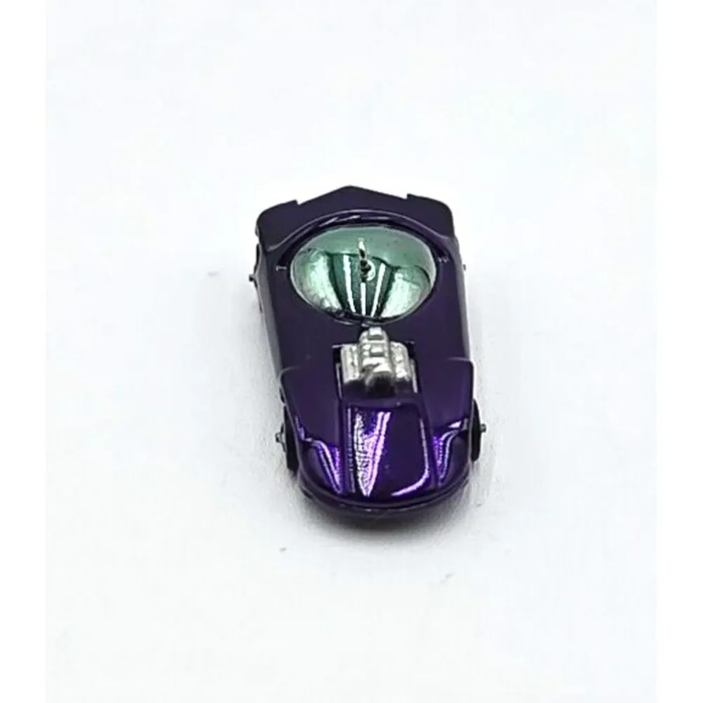 Hallmark Ornament: 2001 Silhouette and Case 1968 |‎ QX6605